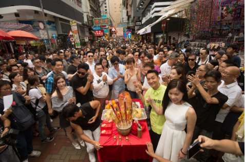 刘心悠现身旺角为新片《再见·女人街》宣传