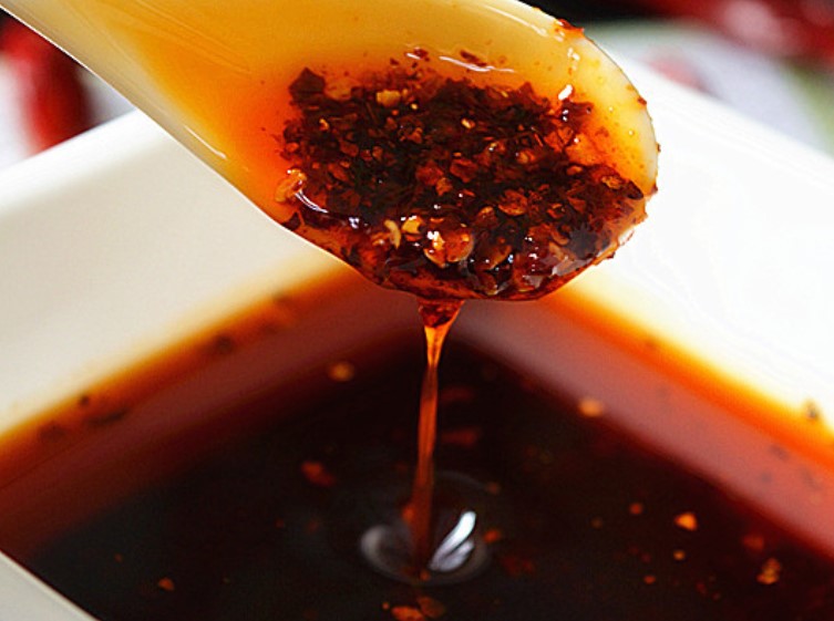 做辣椒油时,加上"这一步",辣椒油更红更香,而且不容易被炸糊