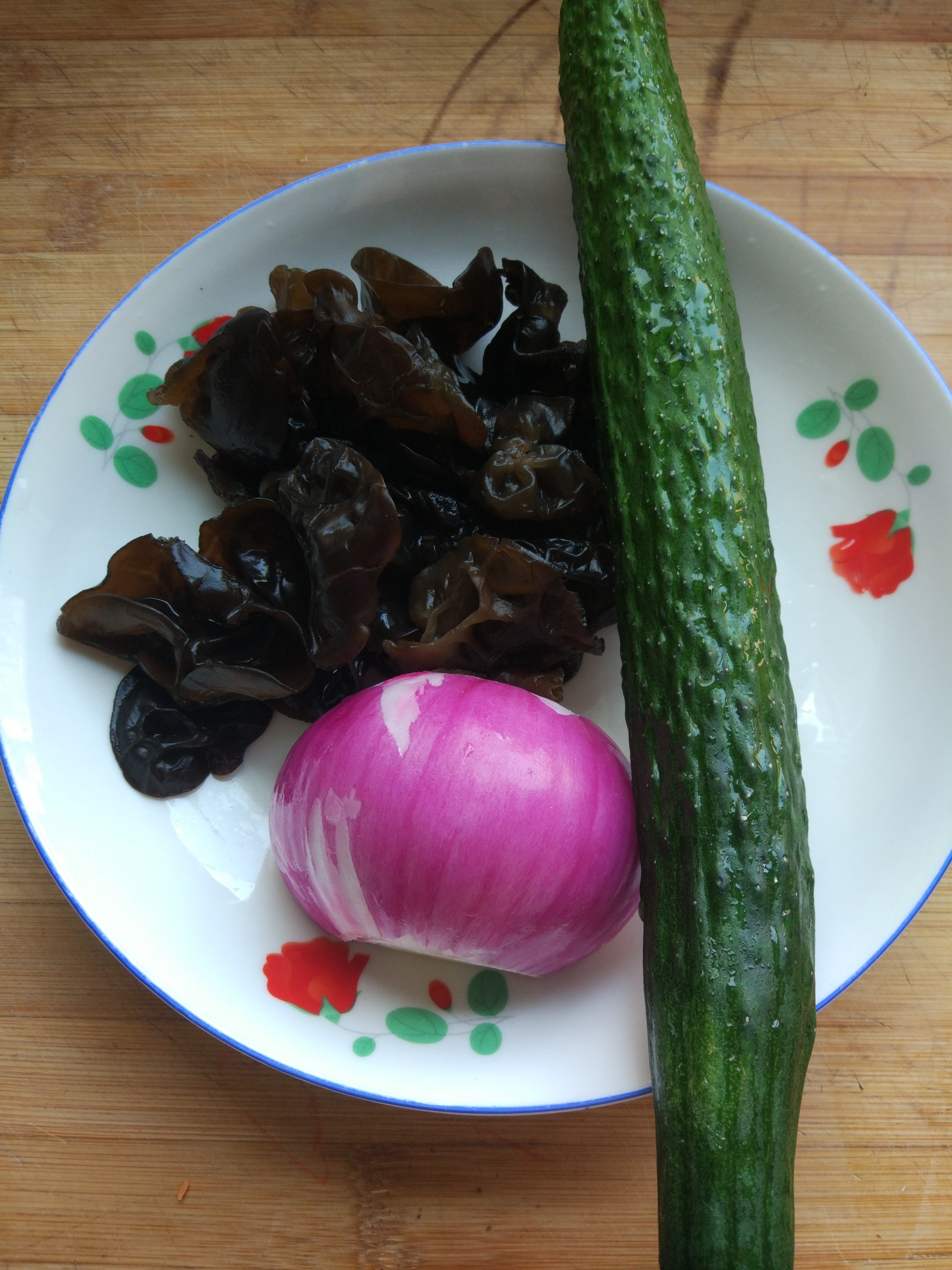 2根黄瓜1把木耳,再加上半个洋葱一拌,拌出来全家都看馋了