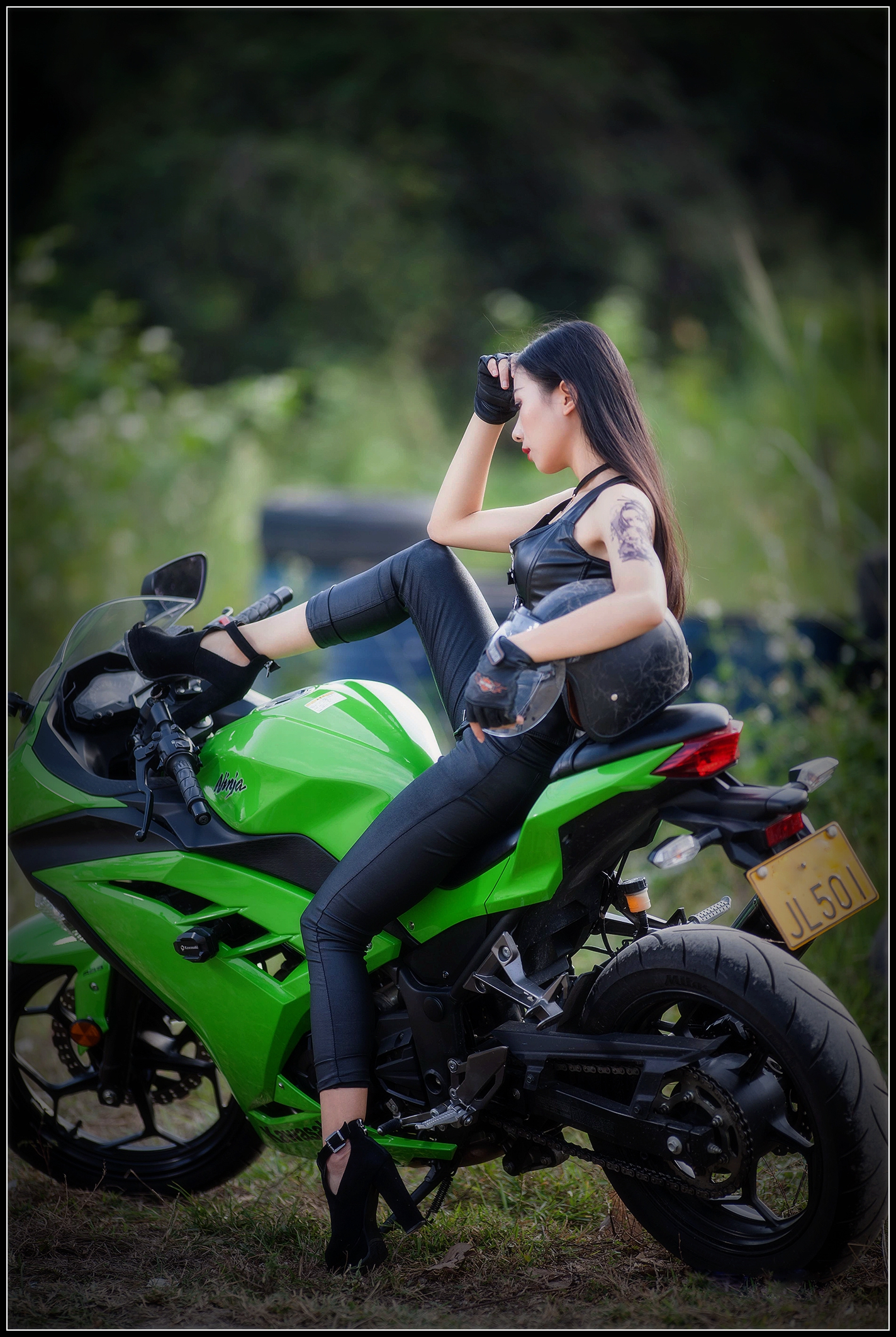 人像摄影 机车美女太养眼,紧身皮衣极性感