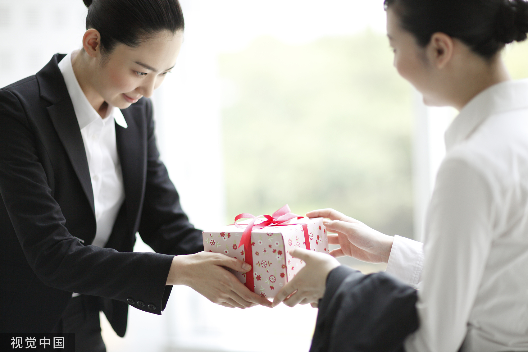 给老师送礼(给老师送礼的技巧)