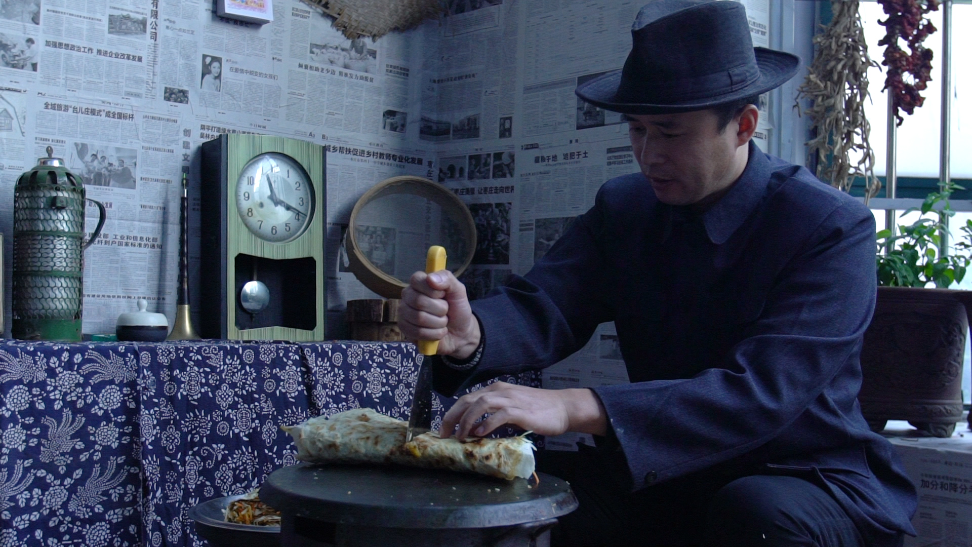 放在鏊子上,用刮板刮平摊薄,烙成单饼 转载自百家号作者:厨男王一刀