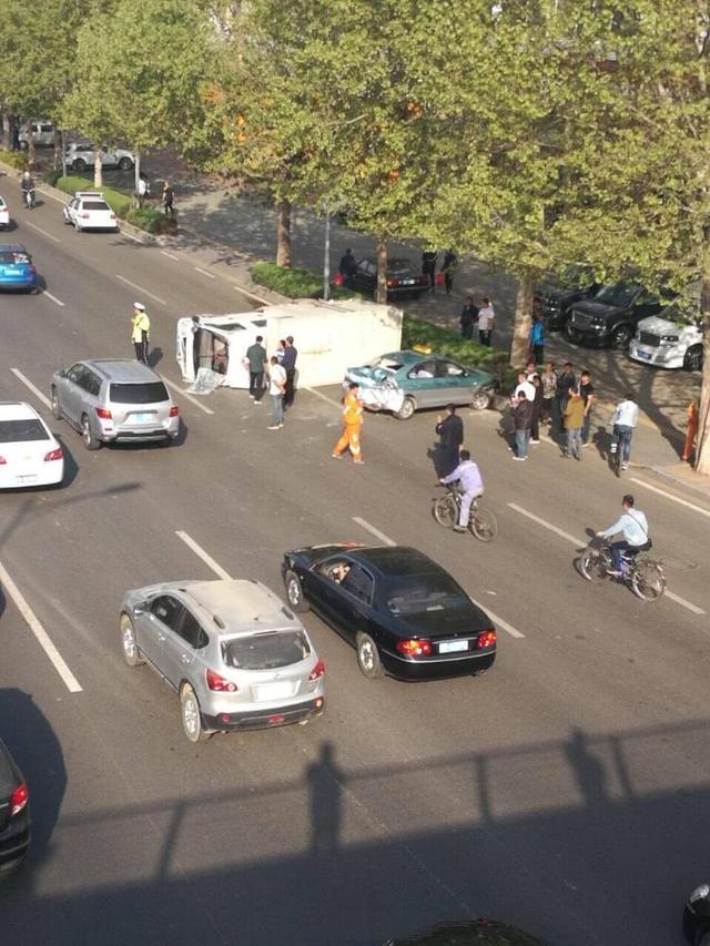 大连疏港路车祸 重型卡车"掀翻"厢货"怒怼"出租车!