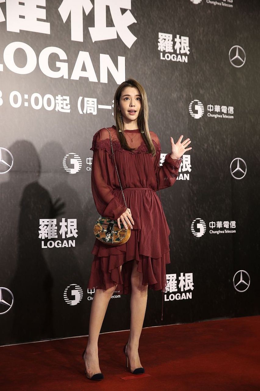 值得一提的是,《战狼3》在男女主角的调整方面颇具