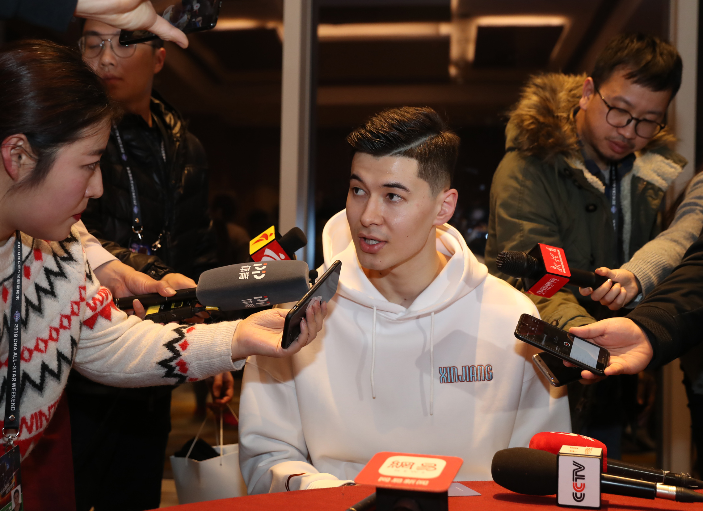 篮球——cba全明星首发球员圆桌采访在青岛举行