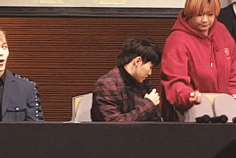 seventeen签售会上,超级"贴心"的助理姐姐,亲自"协助"一脸懵逼的爱豆