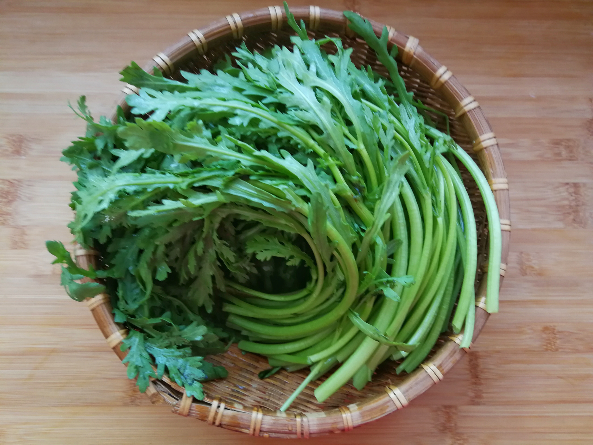 茼蒿这种做法无人不爱,想要翠绿入味不出水,只需记住一点!