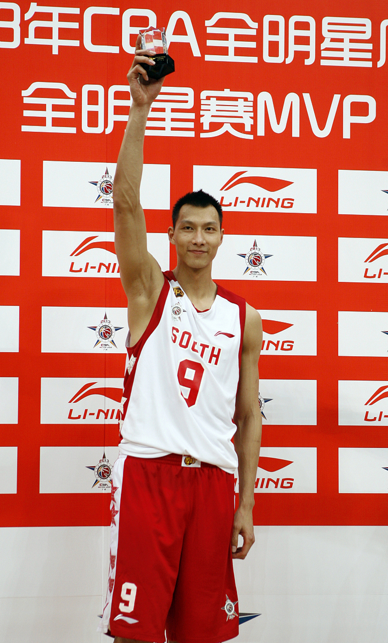 易建联正式宣布退役# 8月29日深夜,易建联在社交平台微博上发文称"要