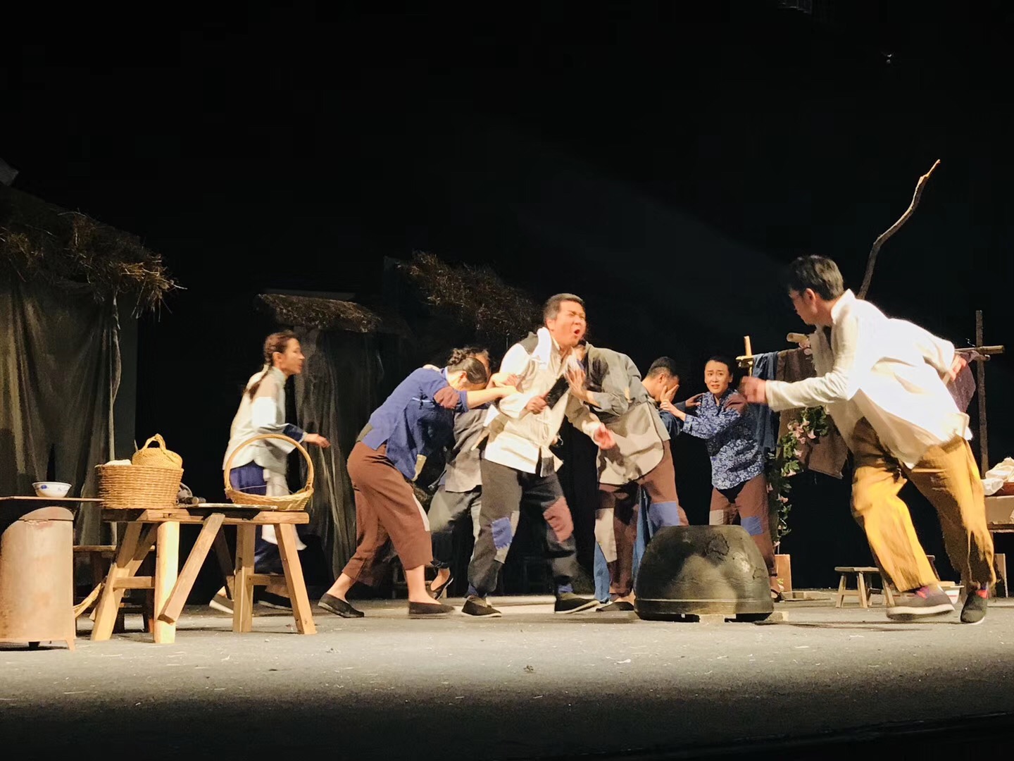 在中国话剧史上,老舍的《龙须沟》是一个里程碑式的作品,完成于1950年