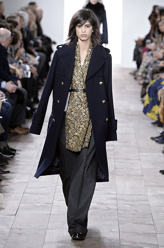 选择时尚的衣服是时尚达人的穿衣法则,不妨看看