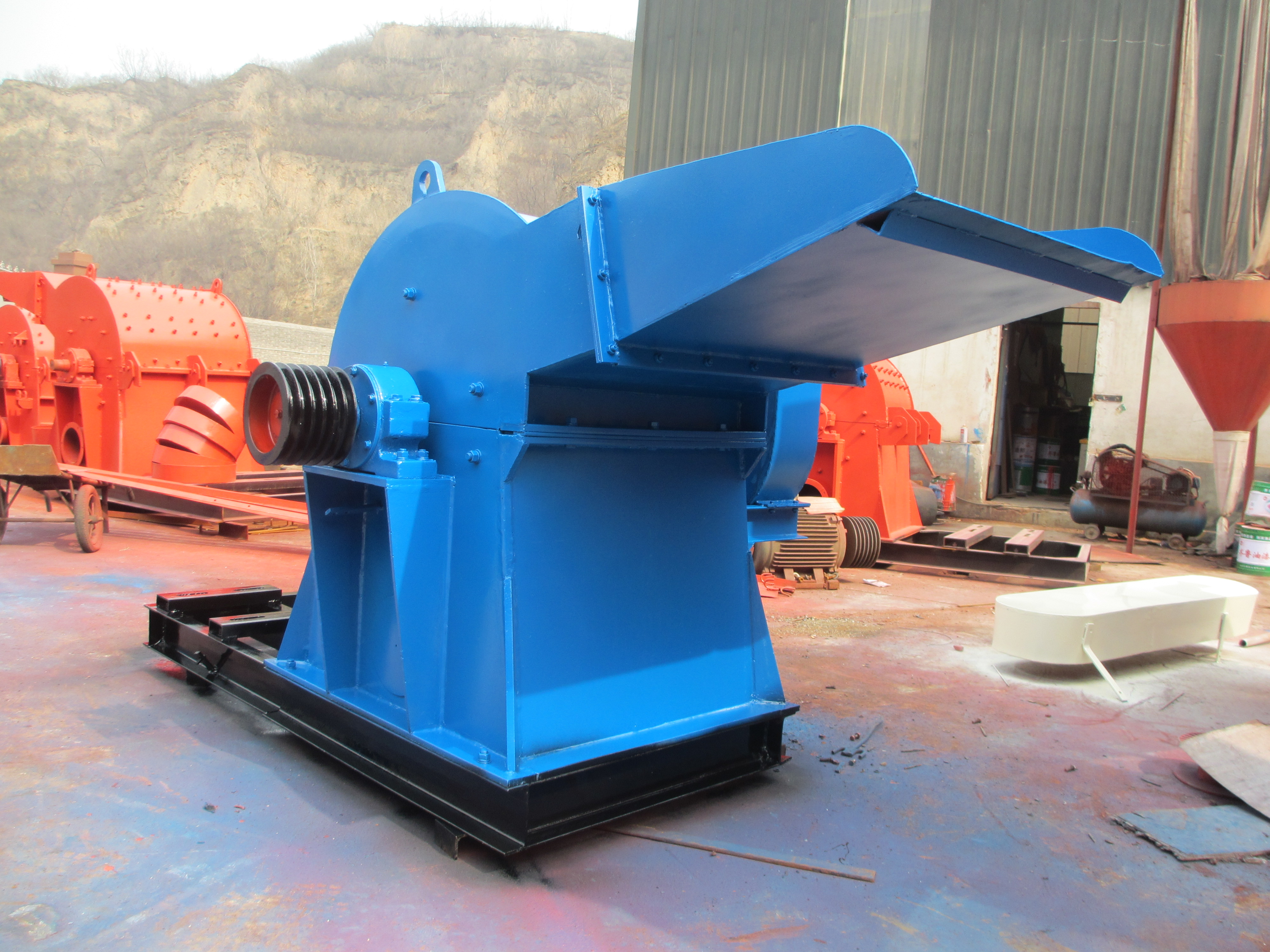 废旧模板也可以用锯末粉碎机进行粉碎回收再利用