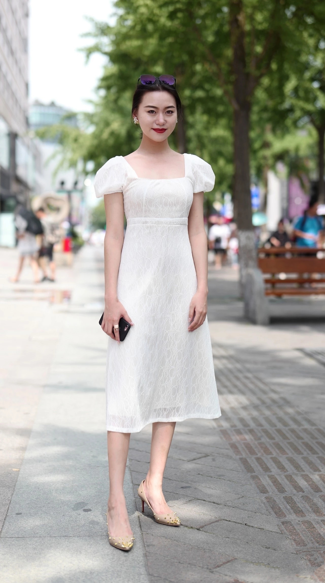 街拍:一条优雅的白色连衣裙,肤白貌美,尽显女人温柔的一面