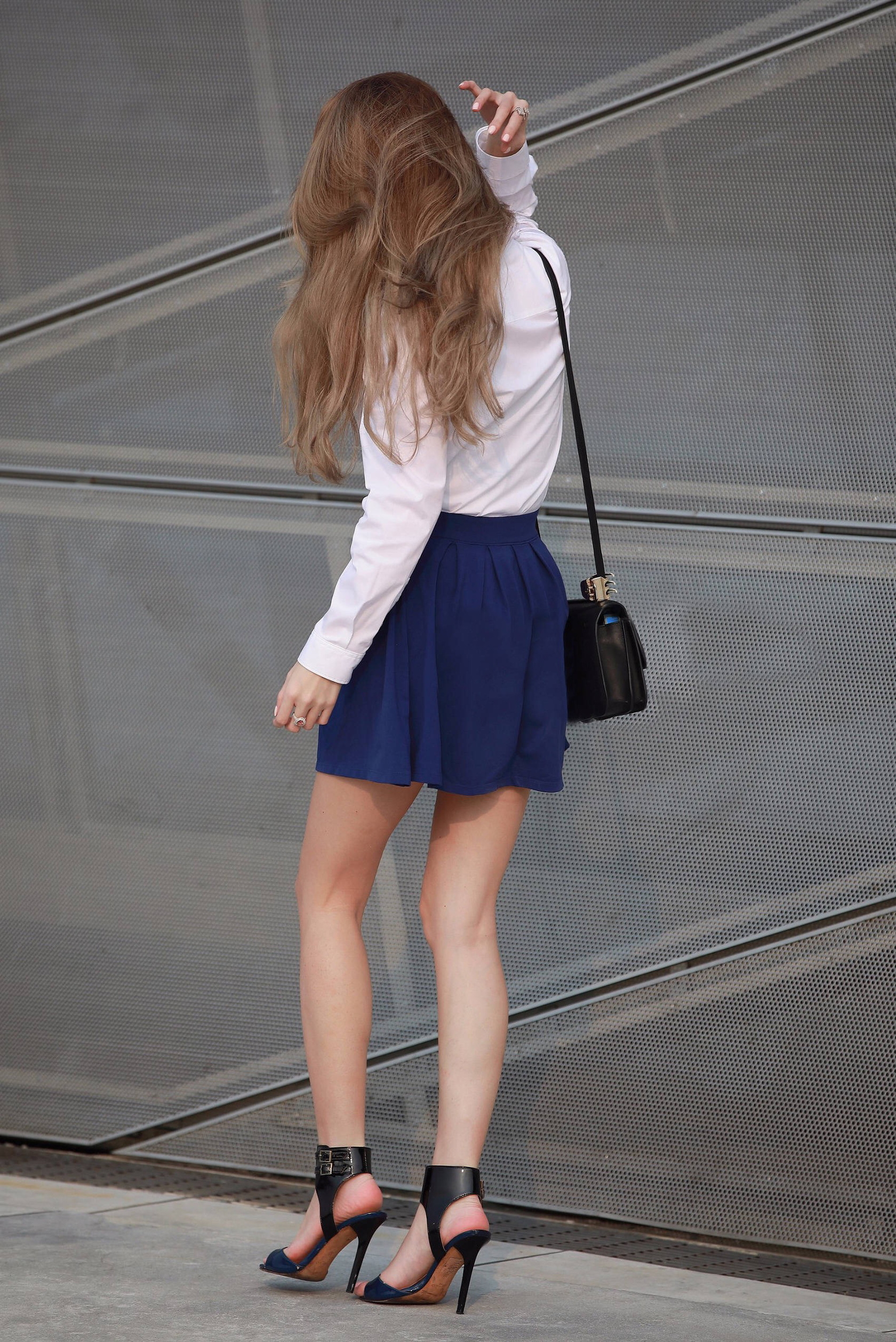 知性女人也能变年轻,短裙和高跟鞋就是主打潮流