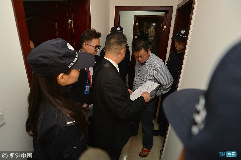 成都高新法院深夜出击抓"老赖" 被执行人还在家洗澡