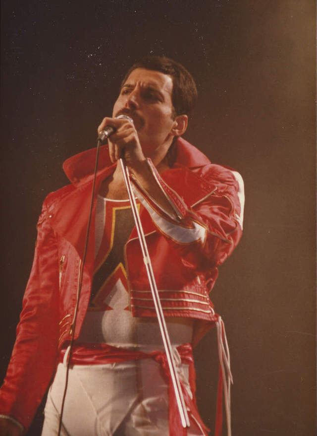 他是皇后乐队的"灵魂人物" 一位让全世界疯狂的摇滚巨星