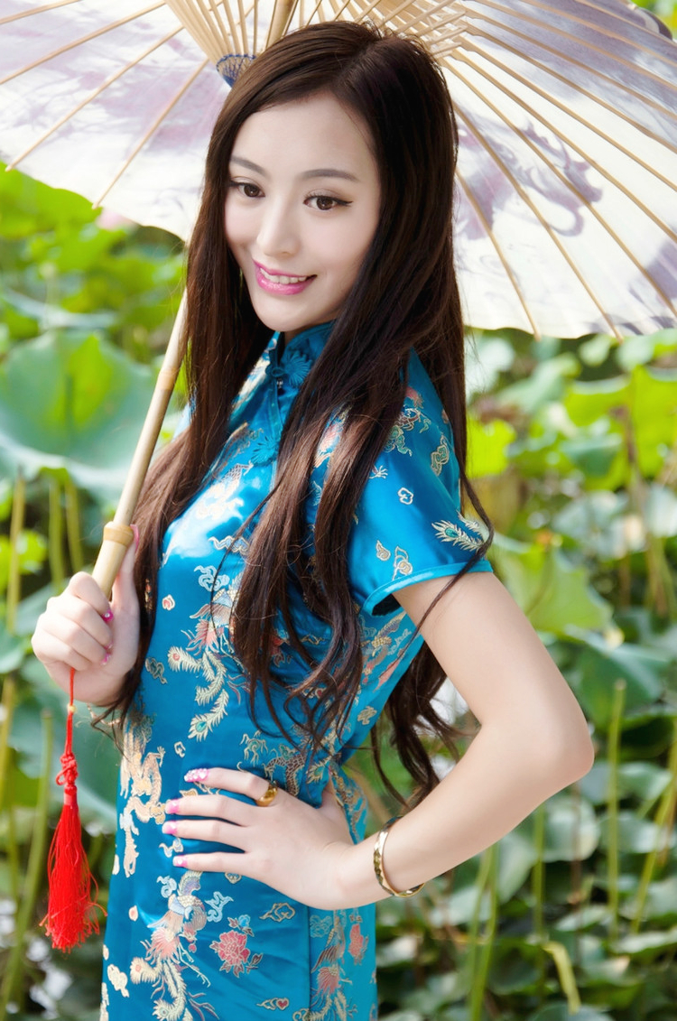 冬日美景下的长发秀丽旗袍美女