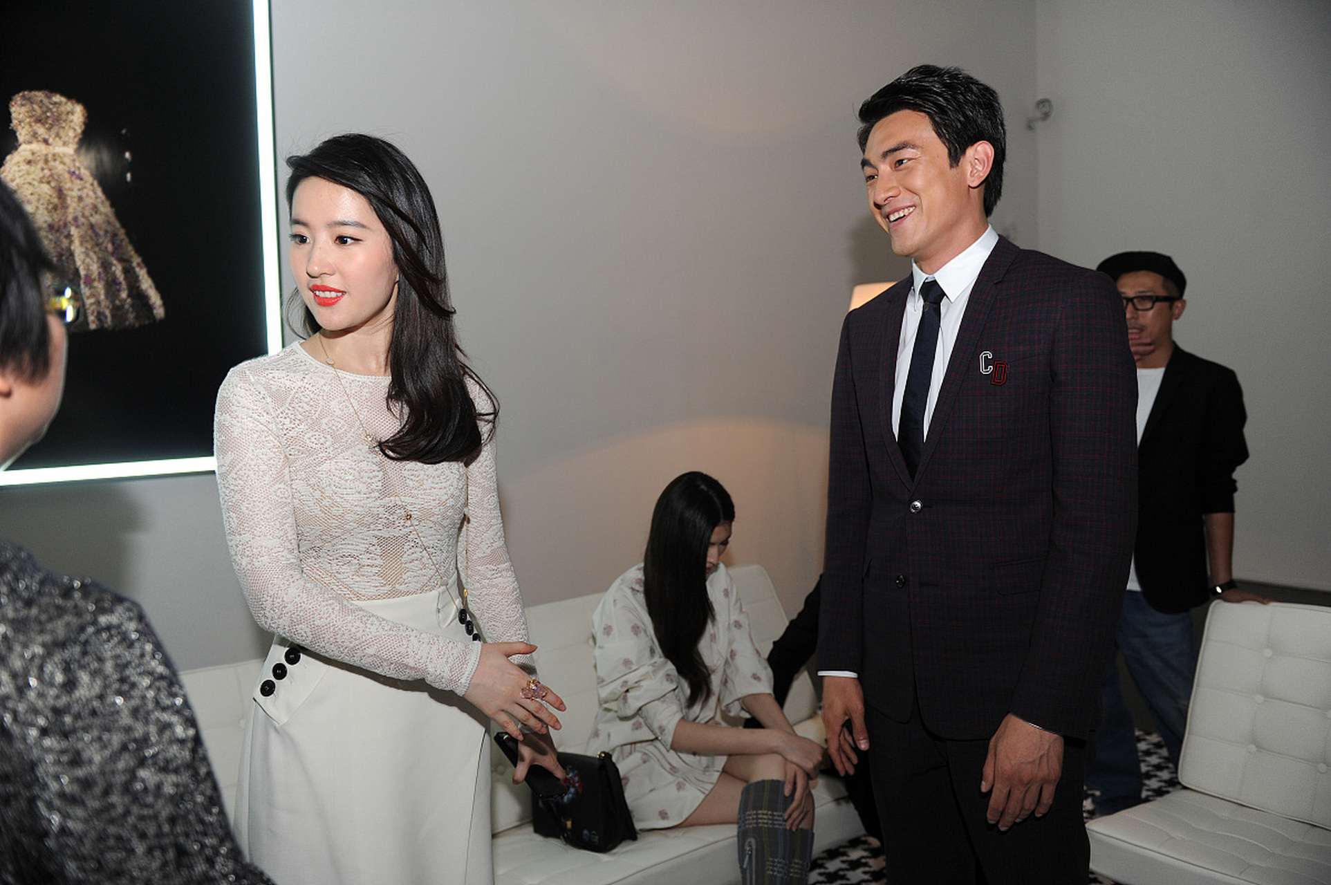 林更新,同框刘亦菲时的状态,像不像,看见了美女的自己[左捂脸]?