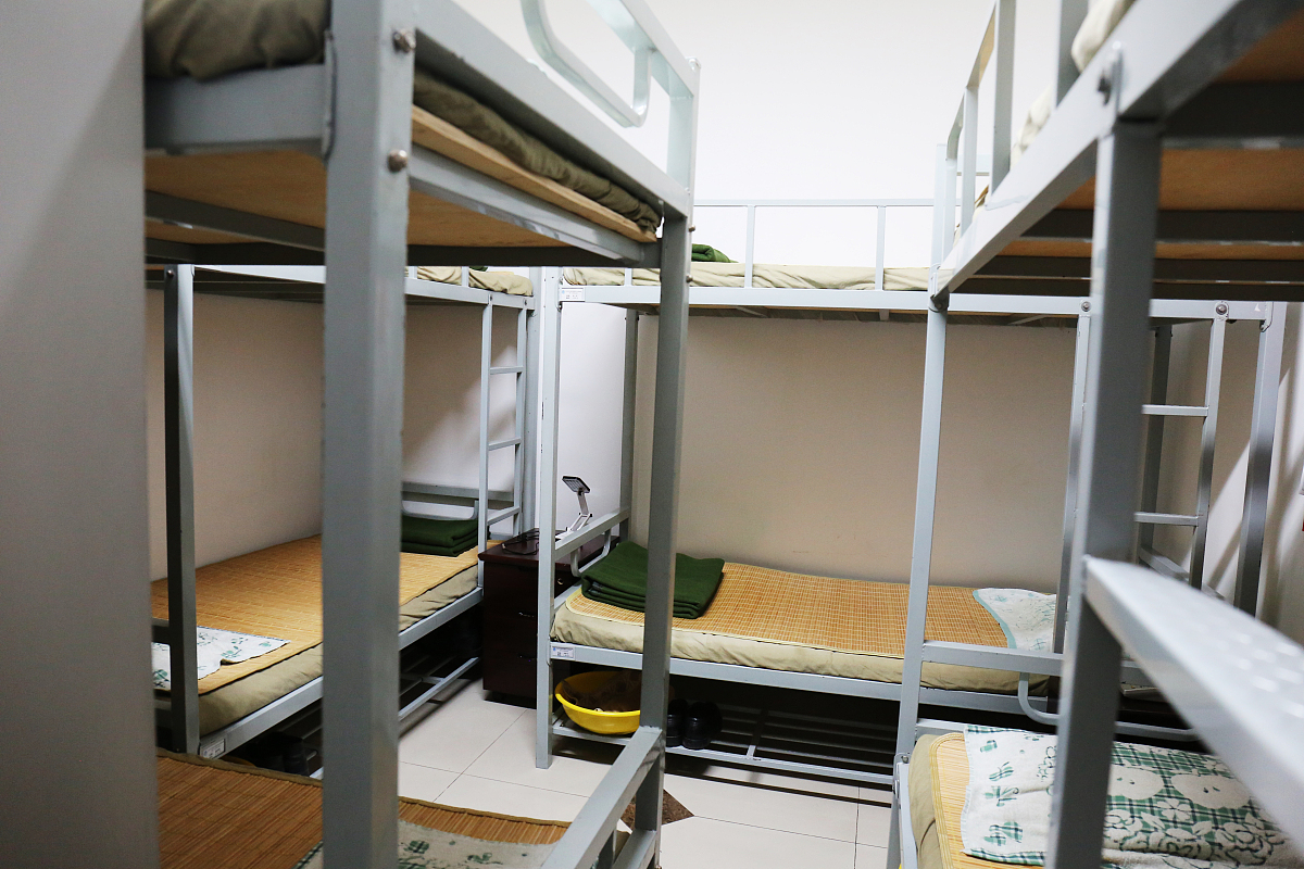 家长们抱怨起了自费2300元买床住4人间的新闻,再次引发了广泛关注