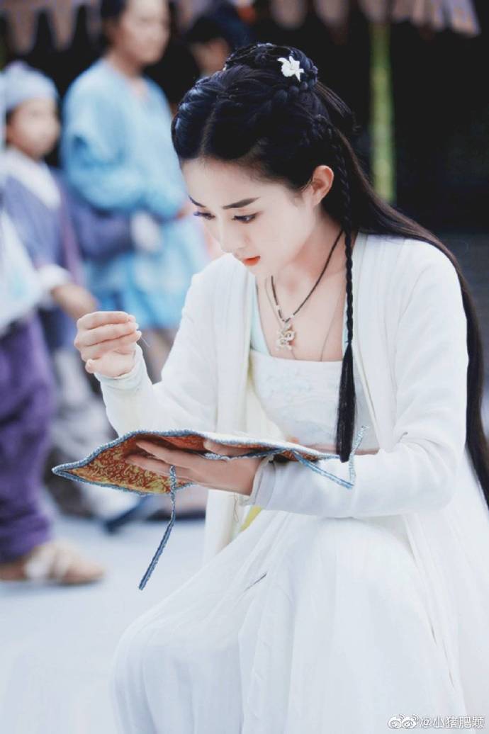 每日打卡# #赵丽颖周翡#人间理想赵丽颖手如柔荑,肤如凝脂,领如蝤蛴