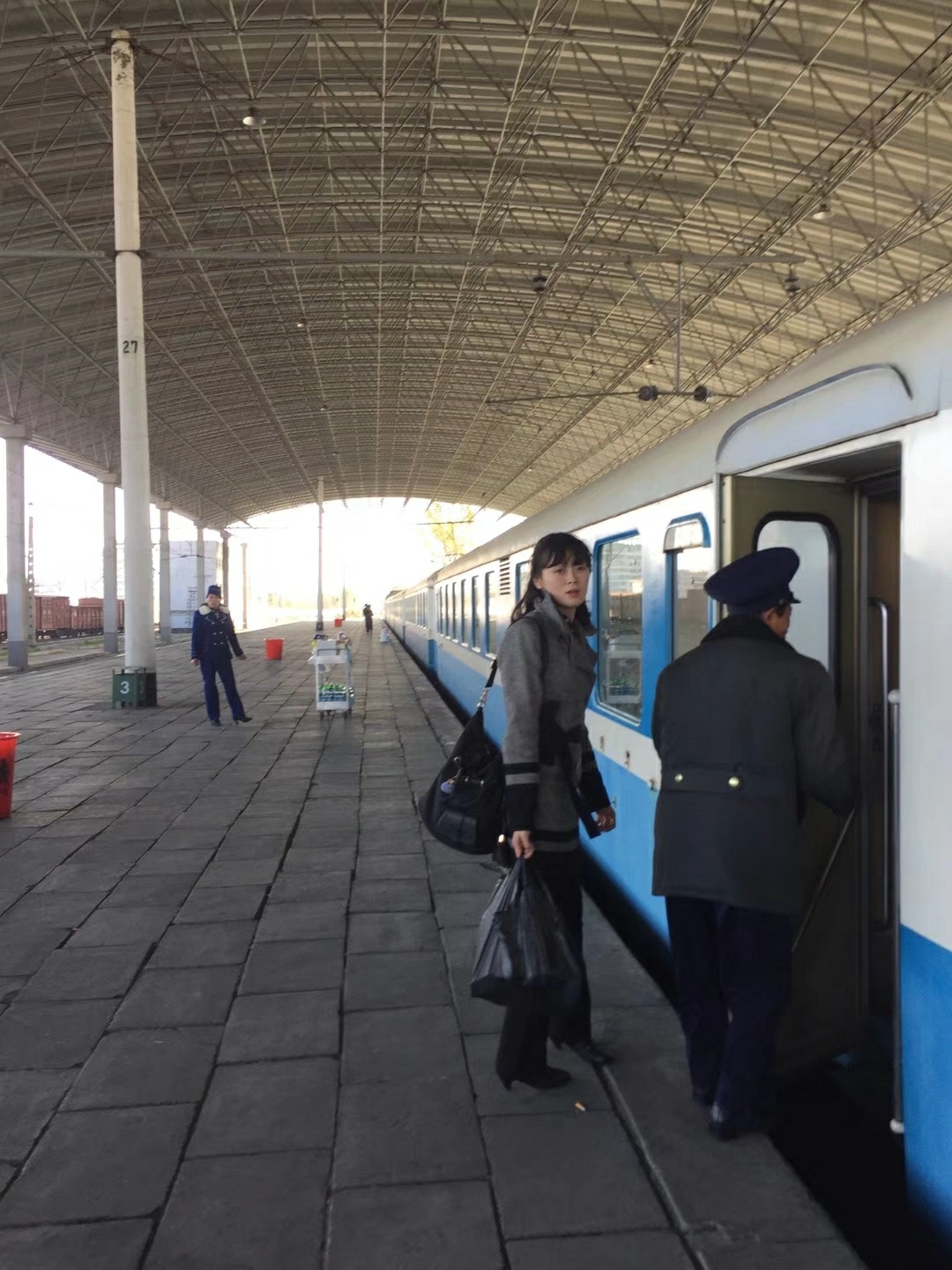 图为火车站内,一名漂亮的朝鲜妹子准备上火车.