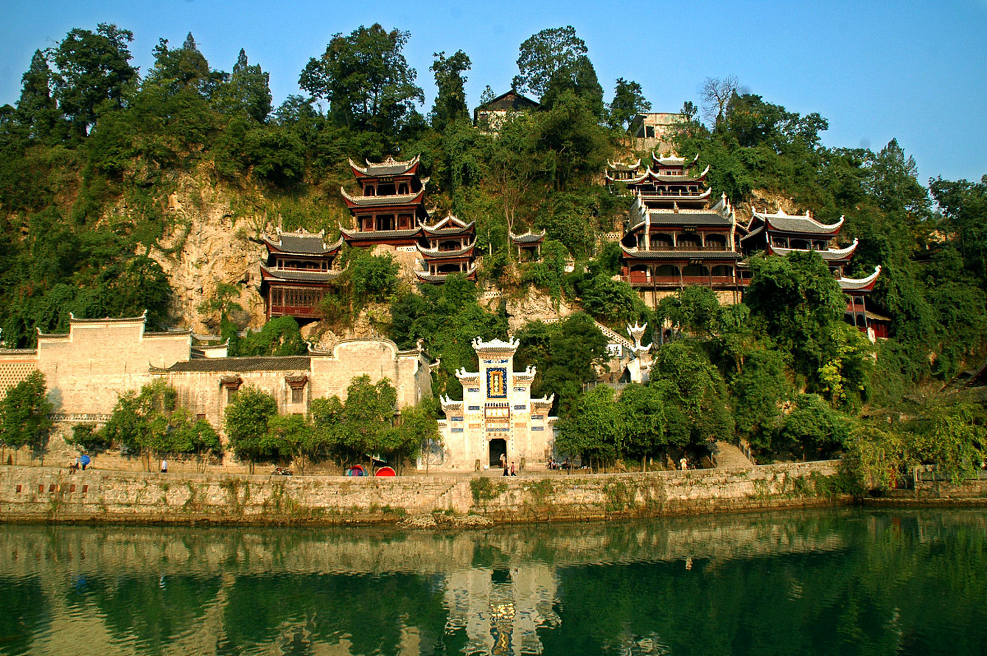 石屏周边旅游景点 石屏,位于云南省东南部,是一座历史悠久,文化底蕴