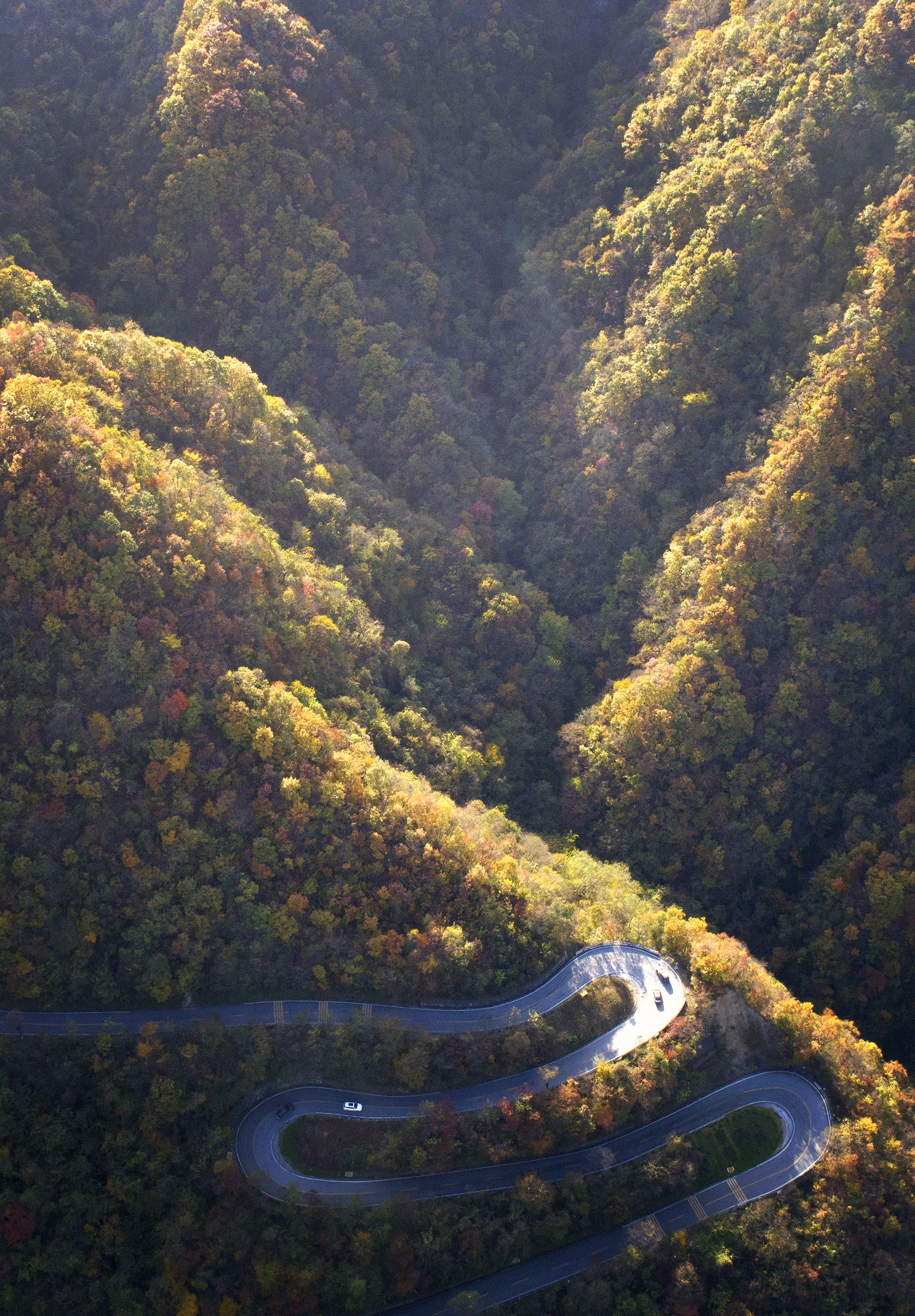 这是10月27日无人机拍摄的秦岭秋景.