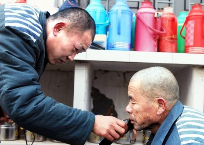 为什么犯人进了监狱后都要被剃光头?头发里还能藏"暗器"不成?