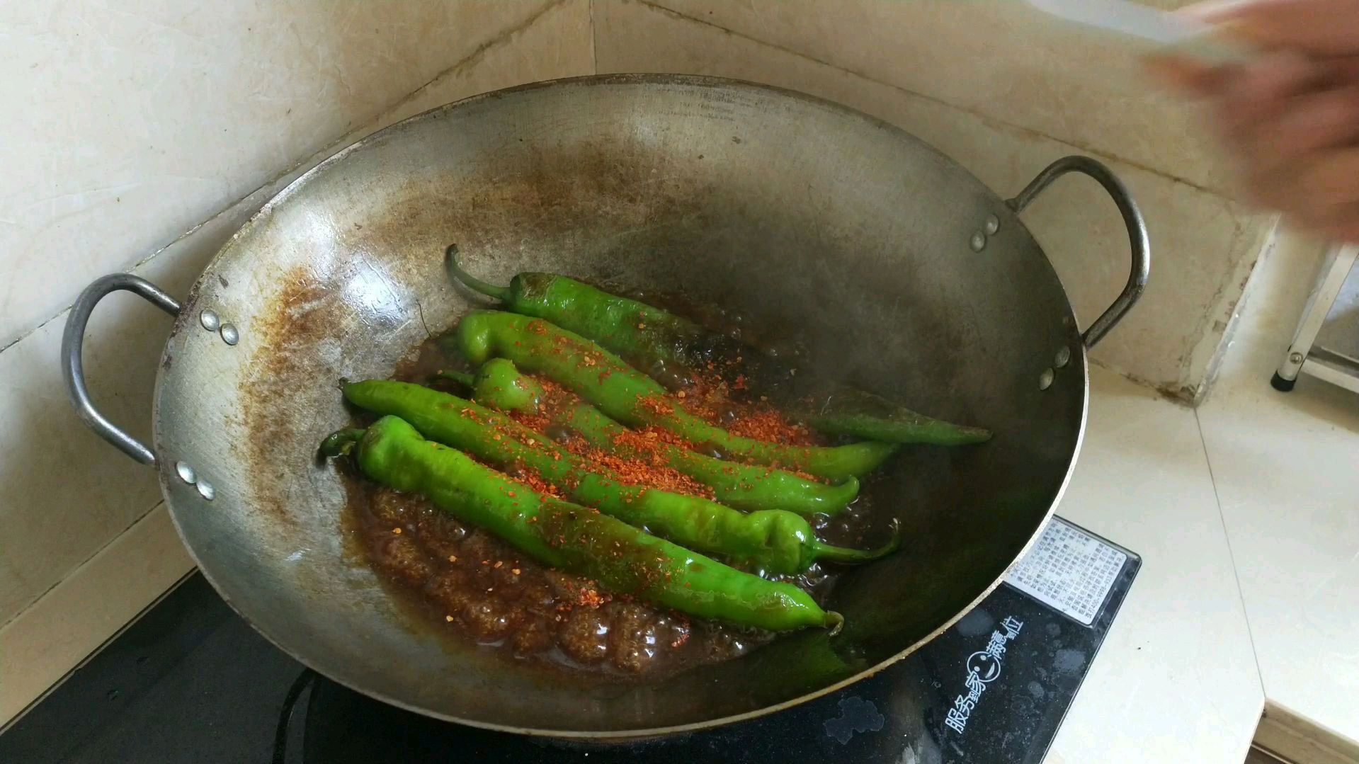 一盘香椿炒鸡蛋,一盘虎皮青椒,就着吃了俩烧饼