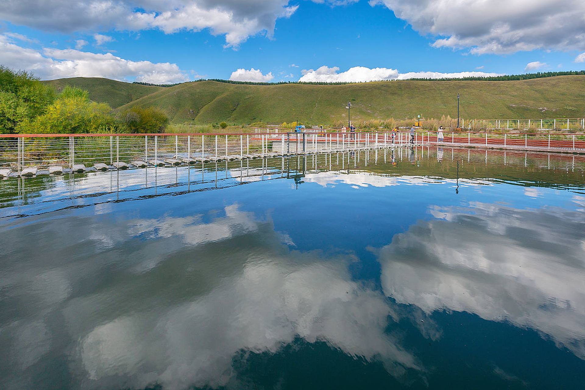 五里泉的水源来自于侏罗纪火山岩的西北向与东北向断裂的复合部位,这