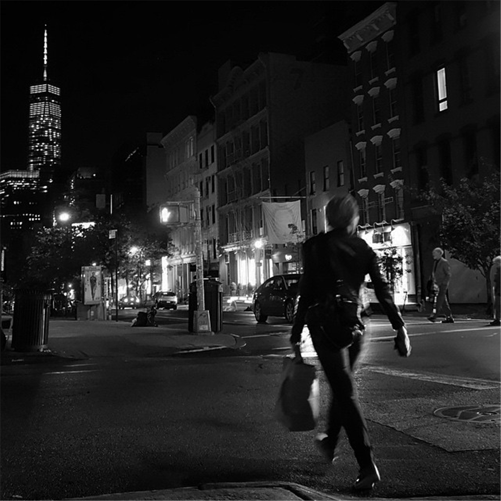 夜晚,一位身穿黑色衣服的女子独自一个人走回家