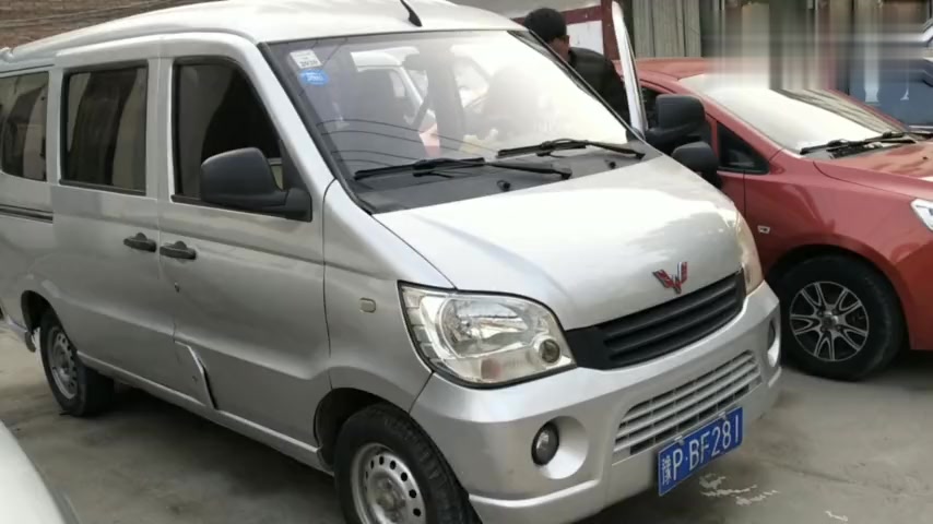 这款五菱面包车 13年的车主想要一万块钱 大家觉得能不能要