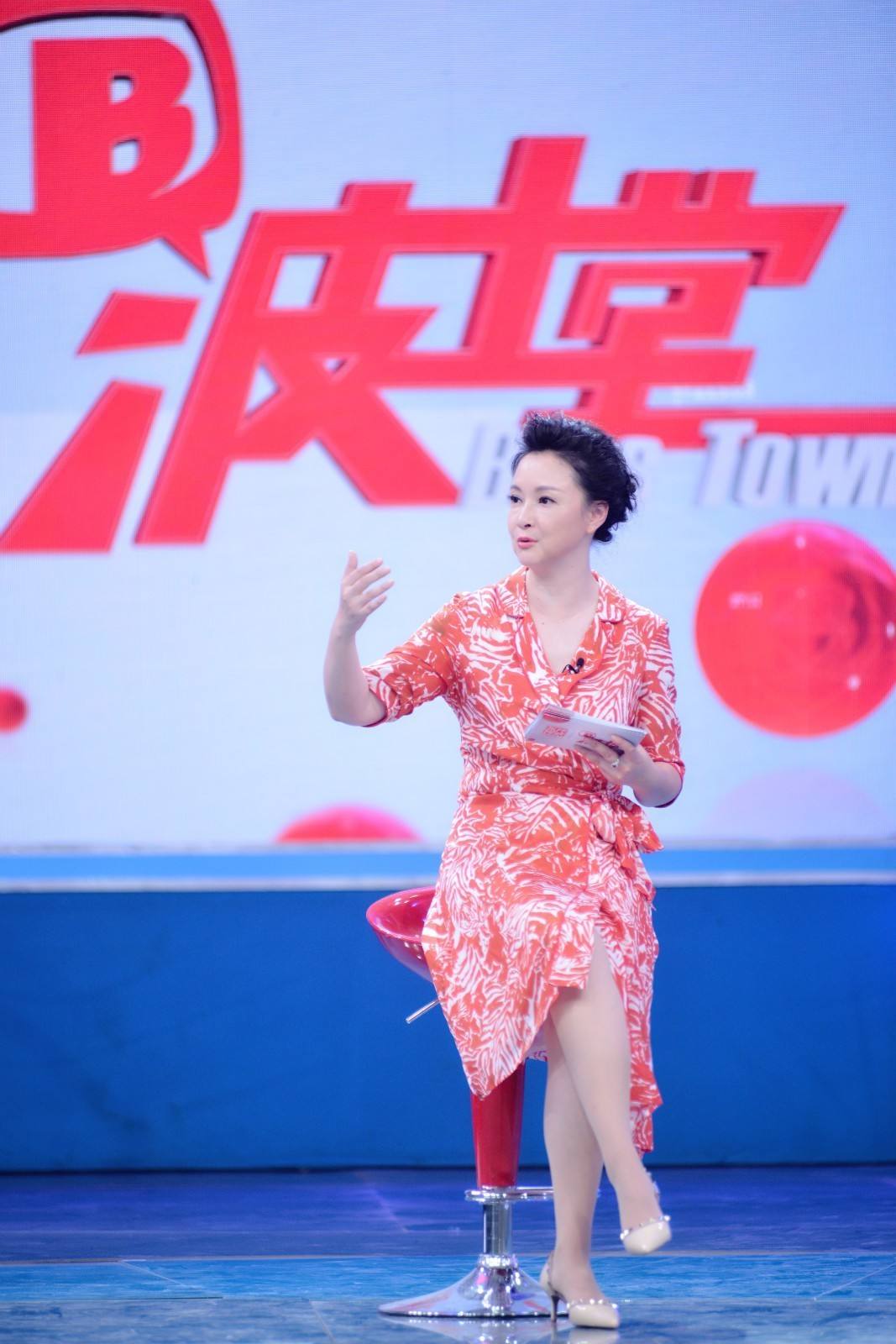 她是上海知名主持人,47岁全面复出发福明显,重要节目还是得靠她