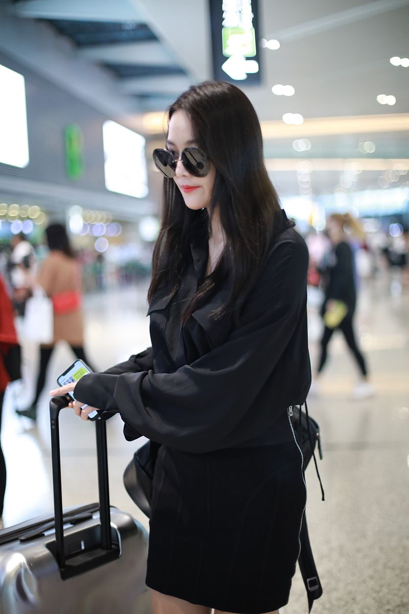 张馨予街拍:衬衣搭配alexanderwang短裙 编织背包气场超a