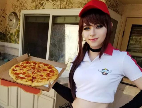 c9战队女装狂魔sneaky和他女朋友的合照,网友:我好了,你呢?