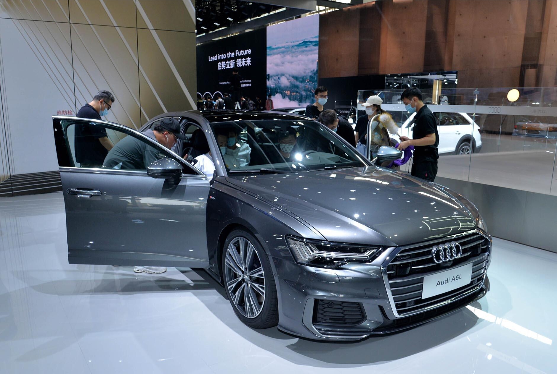 德系中级车的"颜值王",2.0t 犀利外观,新款奥迪a6比5系还帅气