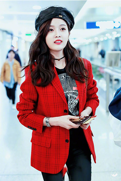 软萌妹子吴宣仪真会穿,红色格子西装女王范十足,可盐可甜就服你