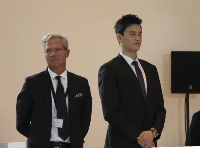 去年11月15日,孙杨(右)参加在瑞士蒙特勒进行的听证会。 新华社发