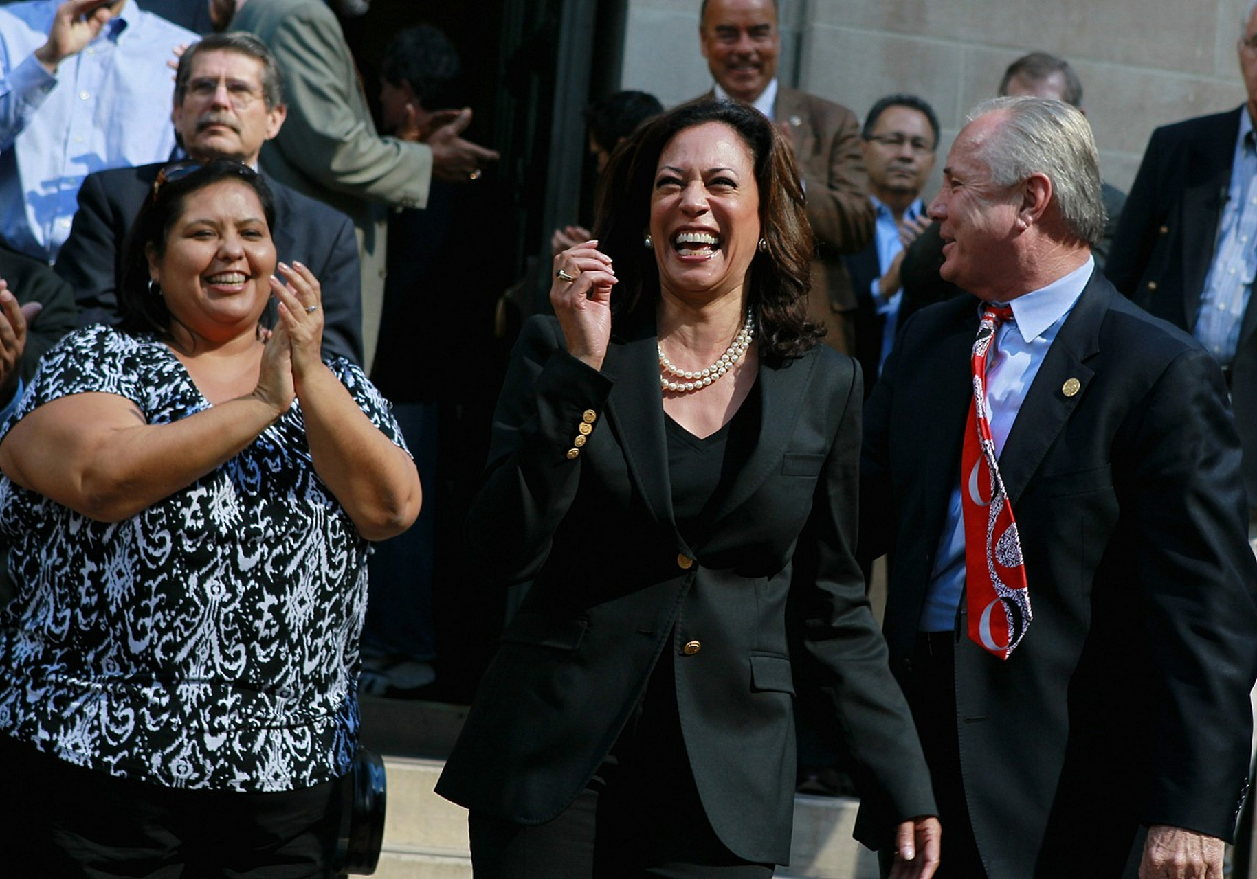 哈哈,美国副总统卡玛拉·哈里斯最近可真是遇到了个大写的尴尬啊!