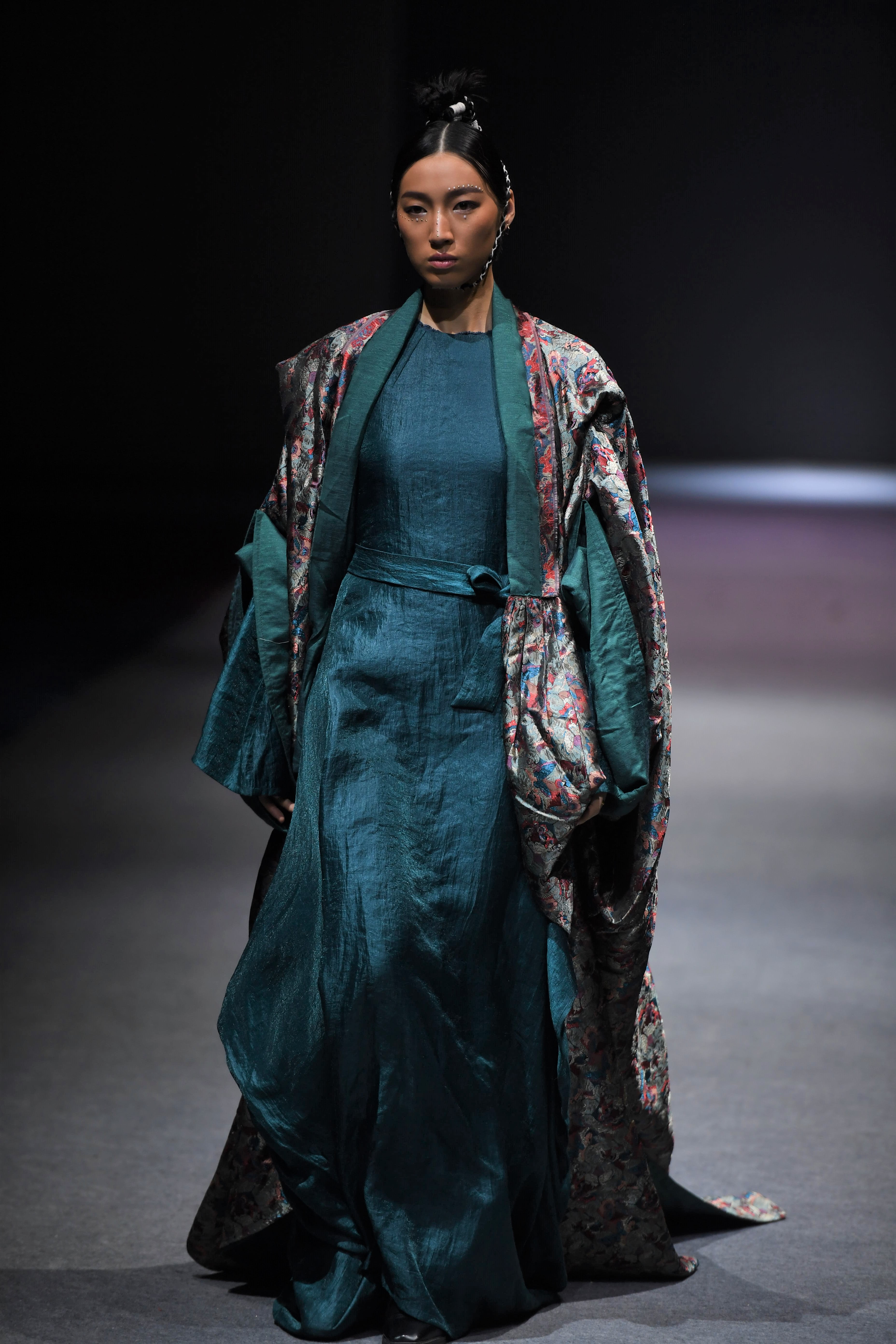 拉萨举行"冬游西藏-回到香格里拉"aj-namo藏装秀