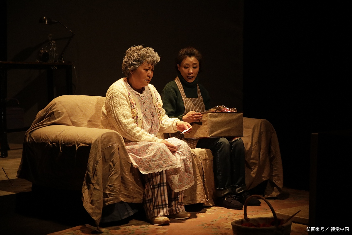 《等待戈多》观后感 《等待戈多》是荒诞派戏剧的经典之作,由爱尔兰