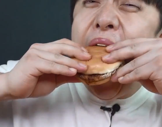 大胃王吃10个汉堡,"深渊大口"让人佩服,看到它观众怒了:浪费