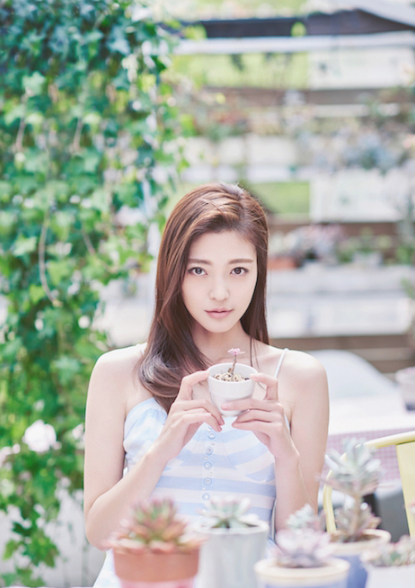 王妍:粉色亮片小礼服搭配一字带高跟鞋,尽显时尚魅力