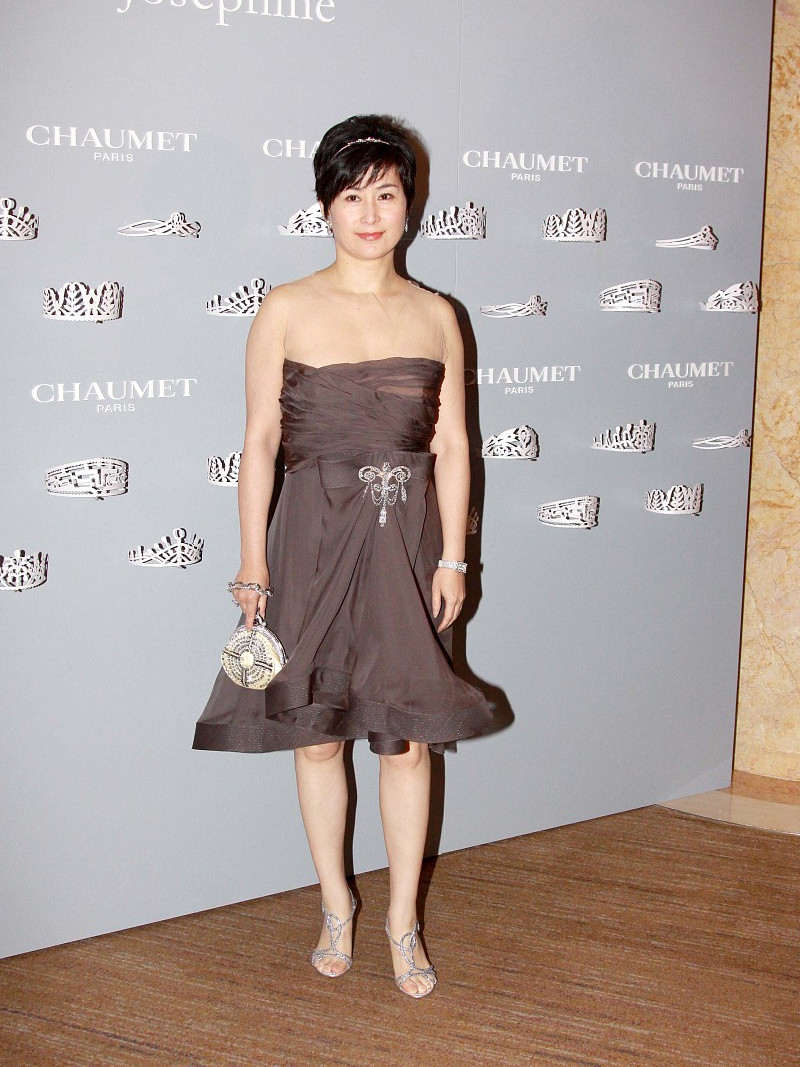 何超琼站c位倍受关注,西装配打底裙气质出众,高级感中藏女人味