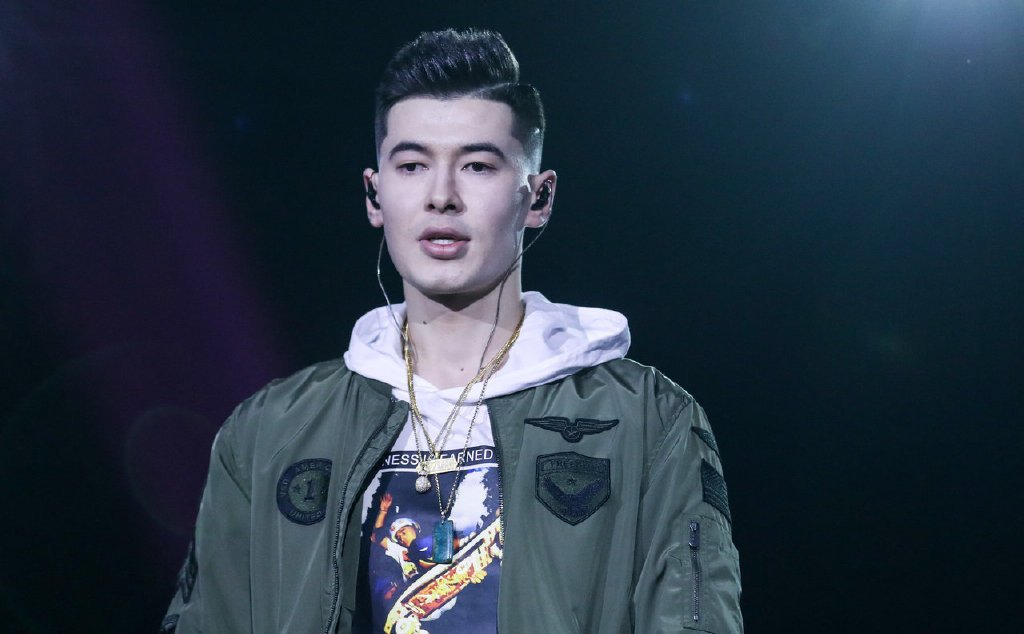 cba全明星夜:被篮球"耽误"的歌星阿不都沙拉木,颜值,台风迷倒一片!