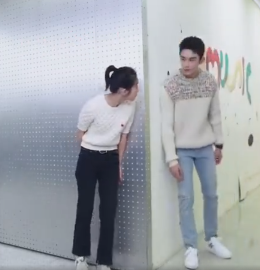 《快乐大本营》后台花絮,吴磊,张子枫对视好甜,这cp感绝了