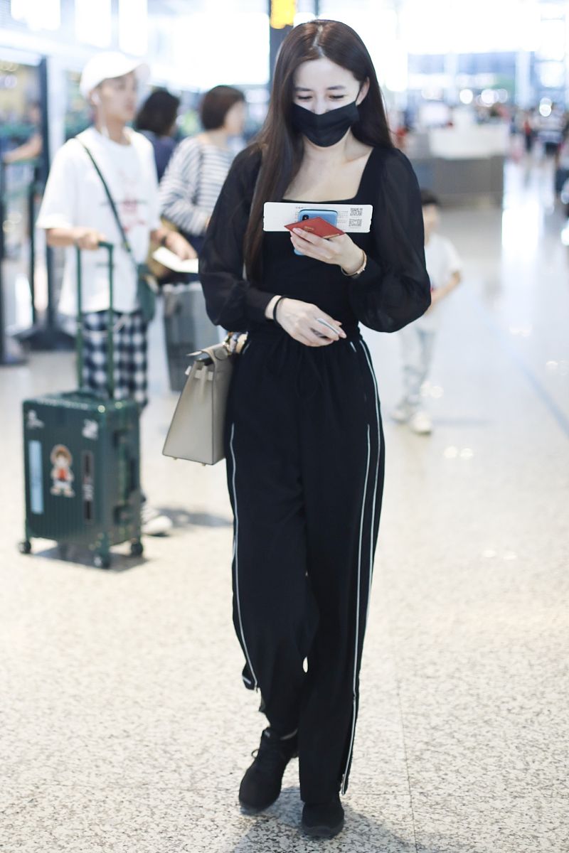 陈欣予这身材越来越好了!穿泡泡袖上衣秀好身材,黑长直太女神了