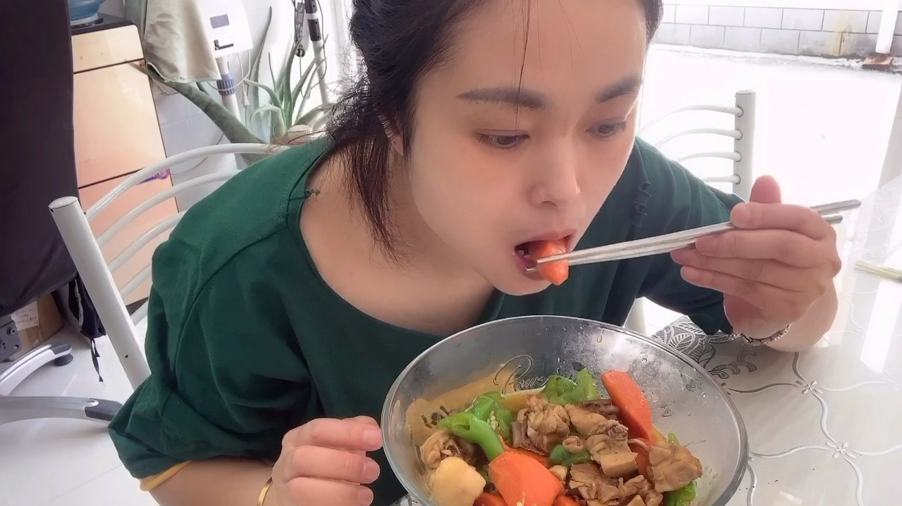 鸡肉炒胡萝卜有肉又有素菜