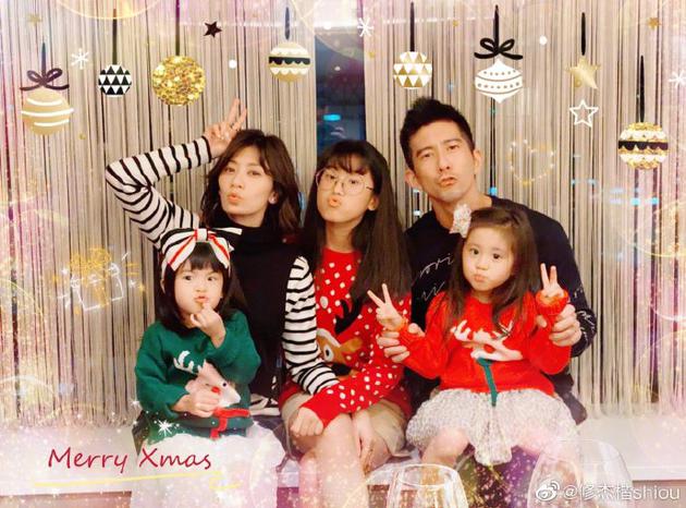 贾静雯修杰楷一家五口庆圣诞 三个女儿各有各的美