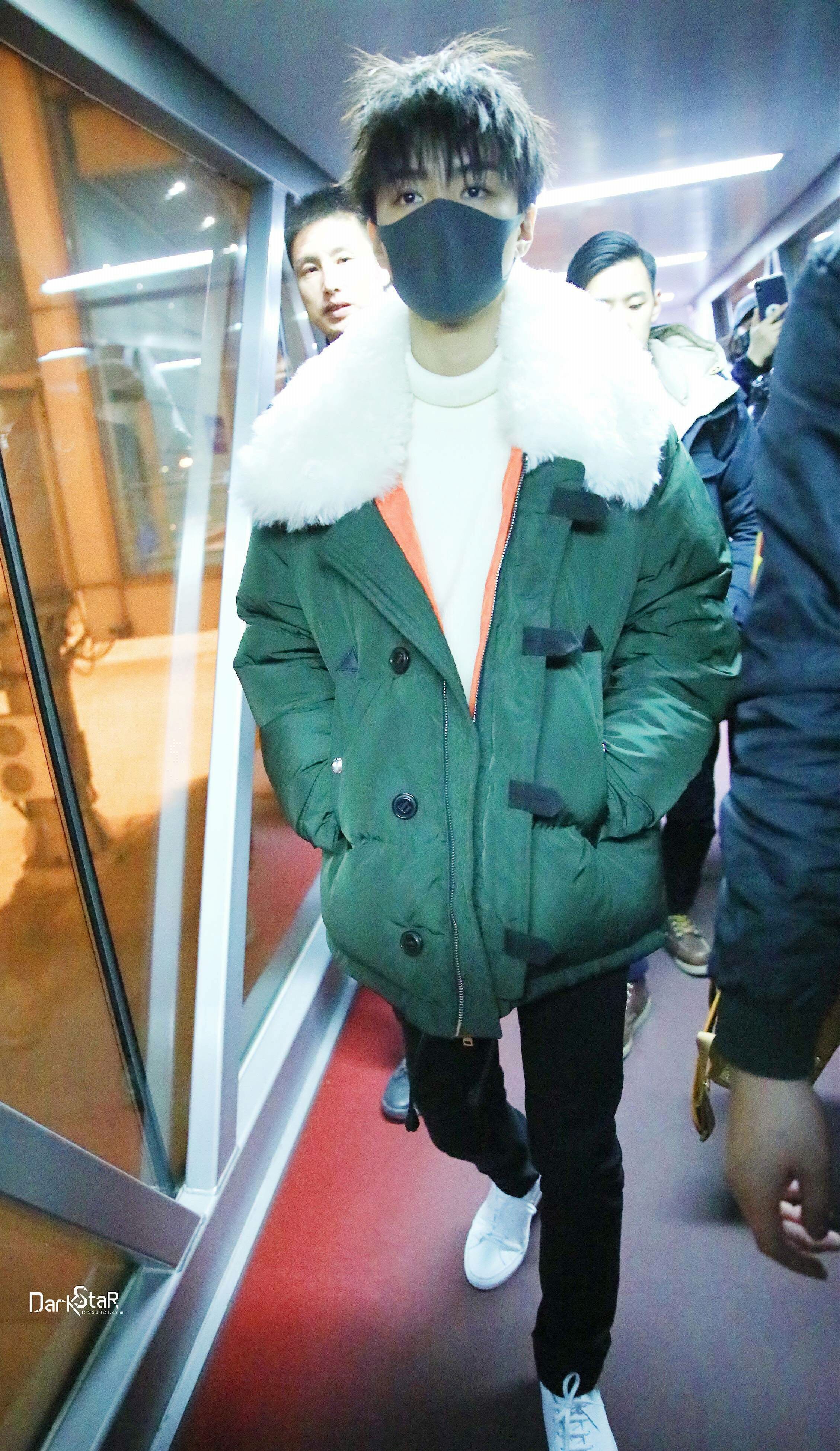 不过今天的王俊凯还是非常帅气的,这个墨绿色毛领棉服也是很好看了