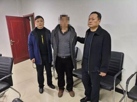 定州人民警察办案途中盘查抓获一名网上逃犯